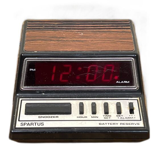 Vintage Spartus Digital Alarm Clock Wood Grain Look Retro Bedside Collectible - Picture 1 of 7